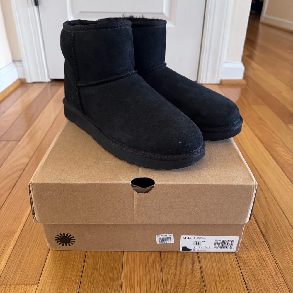 [UGG] Classic Mini II Genuine Shearling Lined Boot